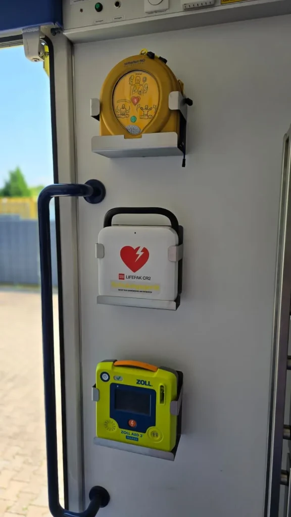 Ein Verkaufsautomat mit einem auffälligen Schild mit der Aufschrift „Leben – Erschaffen“, das Inspiration und den Akt der Schöpfung symbolisiert.