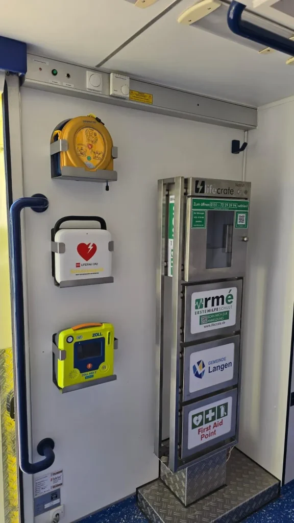 Ein Verkaufsautomat mit einem auffälligen Schild mit der Aufschrift „Leben – Erschaffen“, das Inspiration und den Akt der Schöpfung symbolisiert.